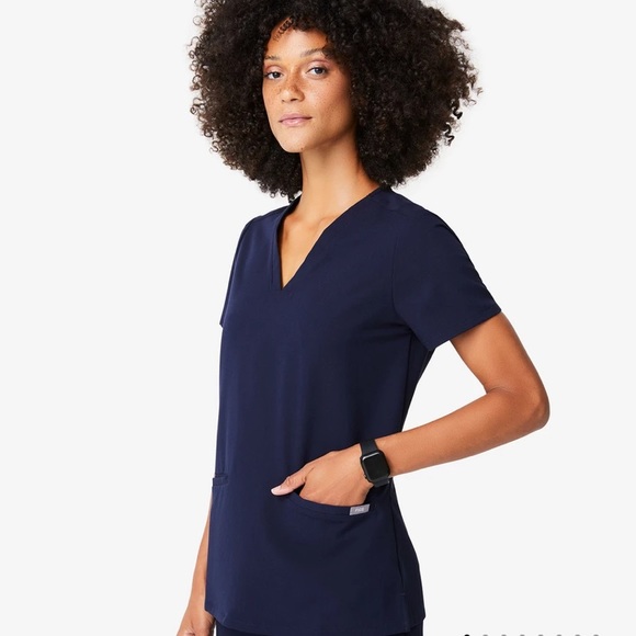 Figs Casma top in Navy sz L